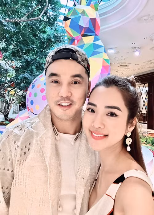 Khi Ưng Hoàng Phúc đi hát trở lại, Kim Cương hỗ trợ chồng về trang phục, nhận show, làm nhạc, phim cho chồng. Ảnh: FBNV.