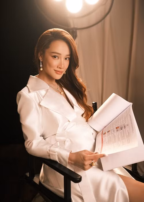 Dù mang bầu, Nhã Phương vẫn đẹp mặn mà.