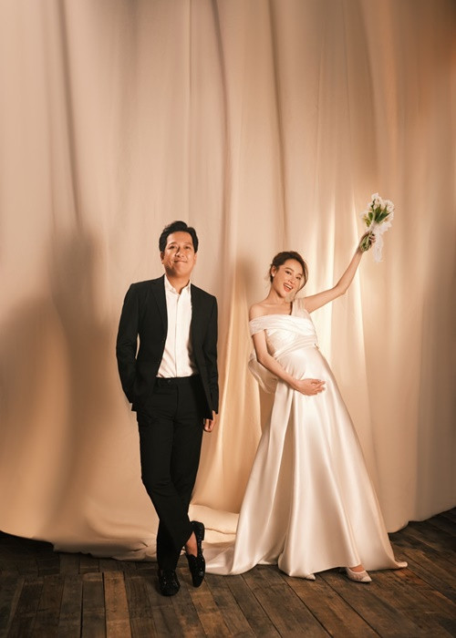 Vợ chồng Trường Giang còn tái hiện lại bức ảnh cưới năm 2018.