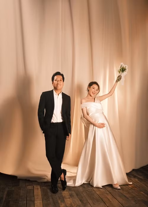 Vợ chồng Trường Giang còn tái hiện lại bức ảnh cưới năm 2018.