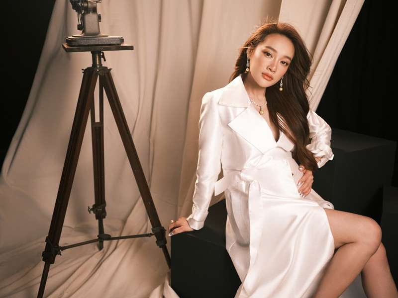 Nữ diễn viên phim Tuổi thanh xuân chọn trang phục gợi cảm nhưng không kém phần sang trọng.