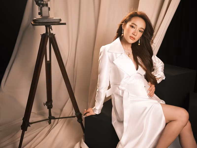 Nữ diễn viên phim Tuổi thanh xuân chọn trang phục gợi cảm nhưng không kém phần sang trọng.