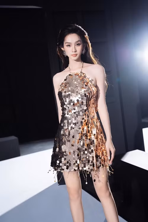 Yến Nhi khoe thần thái trên sàn catwalk.