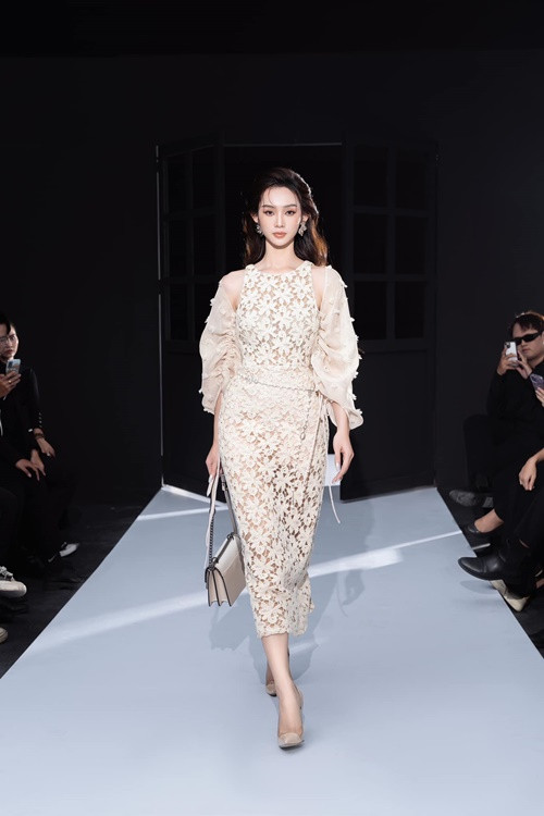 Người đẹp cao 1m7, có số đo ba vòng 75-58-89 cm.