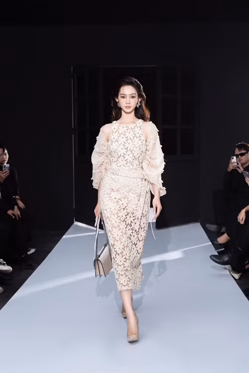 Người đẹp cao 1m7, có số đo ba vòng 75-58-89 cm.