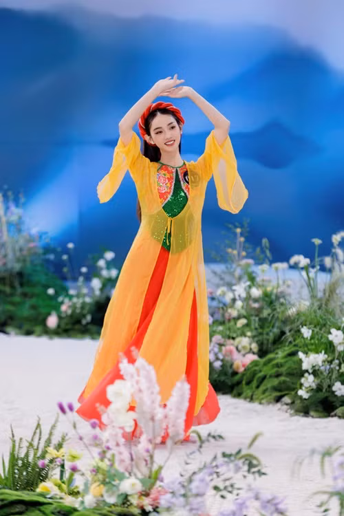 Yến Nhi giữ phong độ trong các hoạt động của cuộc thi Hoa hậu Trái đất Việt Nam 2023.