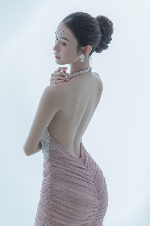 Khi học cấp ba, cô lên thành phố ở nhà bác để sống và học tập.