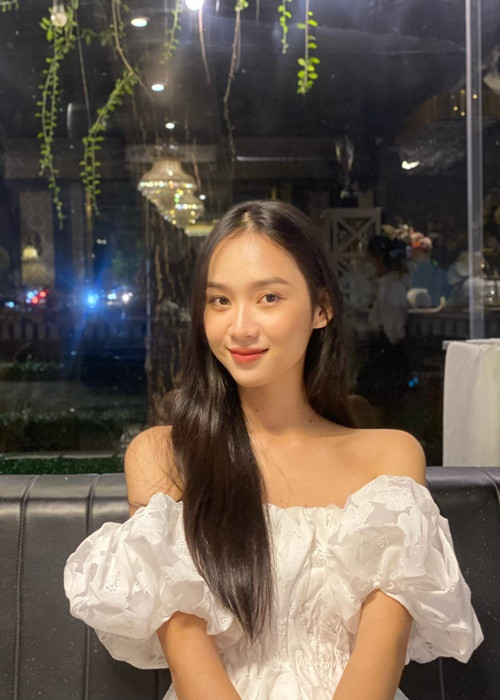 Theo Vietnamnet, Yến Nhi tốt nghiệp ngành Tài chính Ngân hàng, trường Cao đẳng Kinh tế Đối ngoại. Khi còn là sinh viên, cô làm bồi bàn, mẫu trang điểm, người mẫu ảnh.