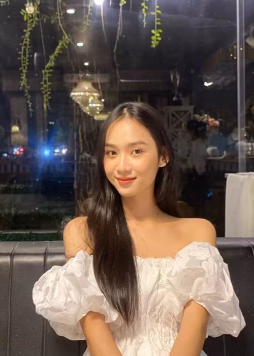 Theo Vietnamnet, Yến Nhi tốt nghiệp ngành Tài chính Ngân hàng, trường Cao đẳng Kinh tế Đối ngoại. Khi còn là sinh viên, cô làm bồi bàn, mẫu trang điểm, người mẫu ảnh.