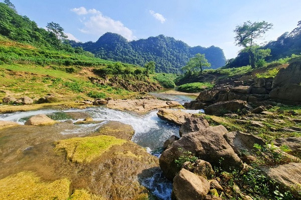 Khung cảnh thác Nặm Trá đẹp bình yên, trông giống một bức tranh thủy mặc.