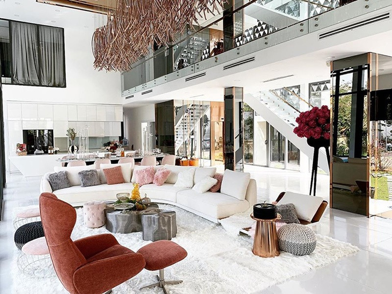 Cuộc sống của Ngọc Trinh vô cùng sang chảnh. Chân dài gốc Trà Vinh ở biệt thự 800m2, tổng trị giá gần 50 tỷ. Ảnh: FBNV.