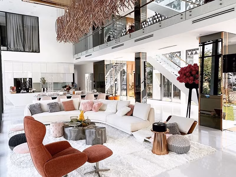 Cuộc sống của Ngọc Trinh vô cùng sang chảnh. Chân dài gốc Trà Vinh ở biệt thự 800m2, tổng trị giá gần 50 tỷ. Ảnh: FBNV.