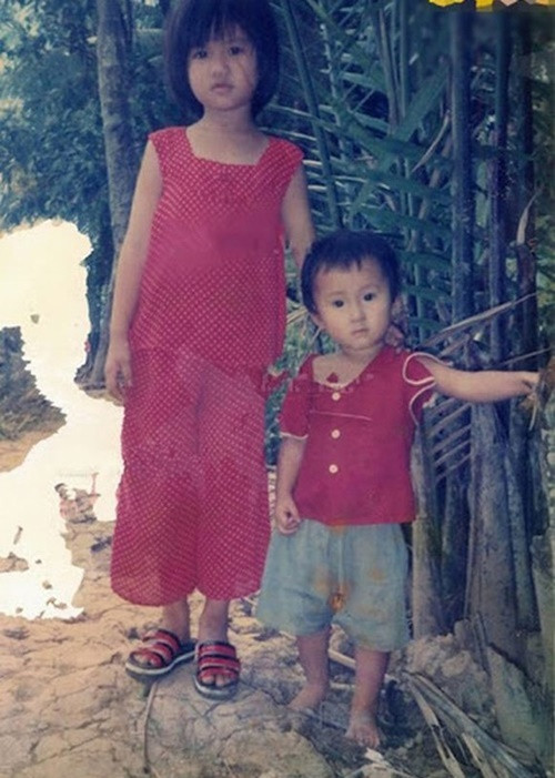 Ngọc Trinh (trái) sinh ra trong một gia đình nghèo khó ở Trà Vinh. Mẹ cô mất khi cô mới được vài tháng tuổi. Bố Ngọc Trinh chạy xe ôm, bán vé số, phụ việc nhà, dành dụm từng đồng để nuôi 4 chị em Ngọc Trinh ăn học. Nữ người mẫu kể ngày nhỏ, chỉ cần bố lo được mấy bữa ăn đầy đủ là mừng. Ngày Tết, quần áo của bốn anh em Ngọc Trinh đều là đồ cũ người ta cho. Ảnh: Vietnamnet.