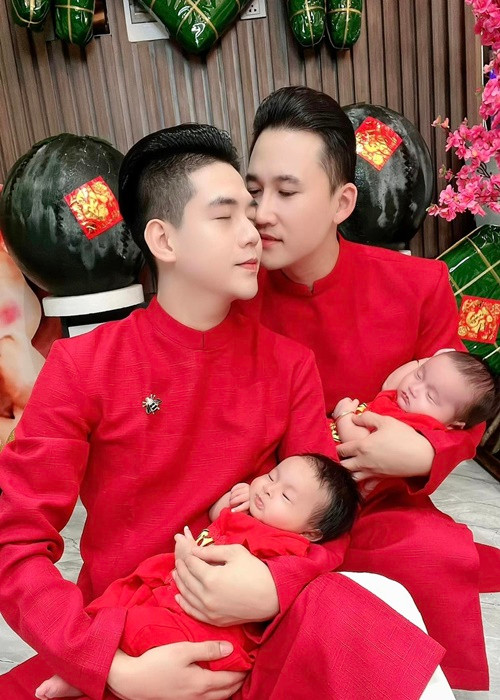 Cặp đôi có hai con song sinh 1 trai, 1 gái nhờ thụ tinh trong ống nghiệm là Ka Ka và Muội Muội. Ảnh: FBNV.