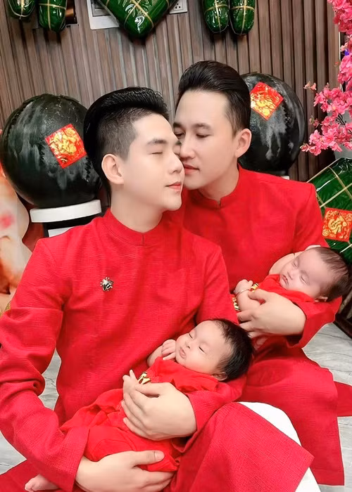 Cặp đôi có hai con song sinh 1 trai, 1 gái nhờ thụ tinh trong ống nghiệm là Ka Ka và Muội Muội. Ảnh: FBNV.