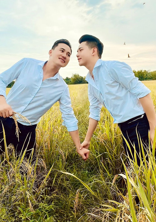 Cặp đôi nắm tay, nhìn nhau đắm đuối. Ảnh: FBNV.