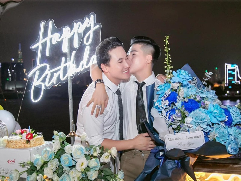 Thanh Đoàn hôn má Hà Trí Quang dịp sinh nhật. Ảnh: FBNV.