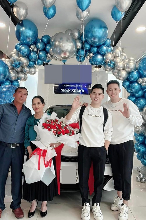 Cặp đôi đồng giới ngày càng giàu có. Cả hai có loạt nhà, xe sang, hàng hiệu. Ngoài ra, Thanh Đoàn và Hà Trí Quang còn dành tặng đấng sinh thành những món quà giá trị. Ảnh: FBNV.