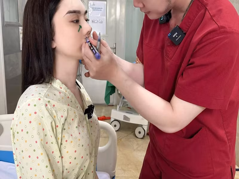 Lâm Khánh Chi "dao kéo" không ít lần. Hồi tháng 8, cô chỉnh sửa mũi. Ảnh: Dân Trí.