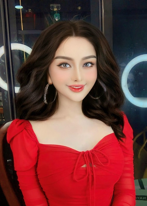 Nhiều khán giả lo lắng cho ca sĩ Lâm Khánh Chi khi cô liên tục phẫu thuật thẩm mỹ ở tuổi 46. Ảnh: FBNV.