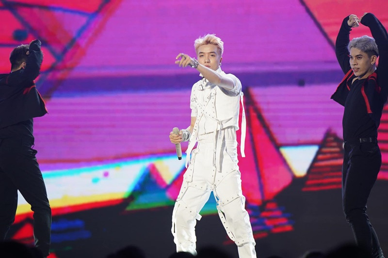 Xuân Định K. Y thể hiện ca khúc 3 Đi (Đi. Đi. Đi) trong chung kết.