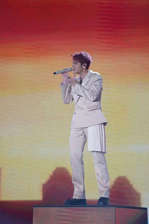 Á quân Lâm Phúc thể hiện liên khúc Tình đầu - Phía sau một cô gái. Sau đó, anh trình diễn ca khúc Tâm sự cùng người lạ.