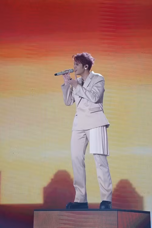 Á quân Lâm Phúc thể hiện liên khúc Tình đầu - Phía sau một cô gái. Sau đó, anh trình diễn ca khúc Tâm sự cùng người lạ.