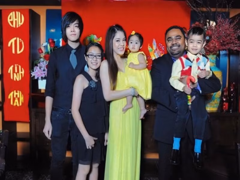 Trong cuộc phỏng vấn với Saostar, Dũng Taylor cho biết, đảm nhiệm việc làm bố, anh còn là người bạn thân thiết của Duy Hải và Thanh Thảo. Ảnh: Người Đưa Tin.