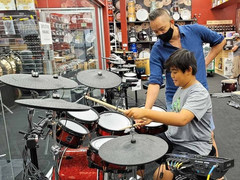 Dũng Taylor có mối quan hệ tốt đẹp với chồng cũ Thu Phương. Năm 2021, ông bầu từng khoe con trai của anh và Thu Phương được Huy MC dạy chơi trống. Ảnh: Người Đưa Tin.