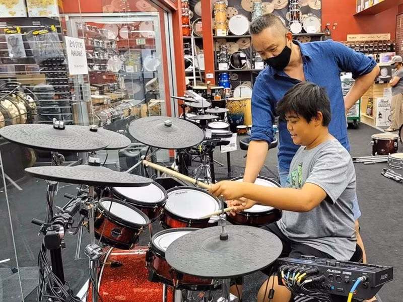 Dũng Taylor có mối quan hệ tốt đẹp với chồng cũ Thu Phương. Năm 2021, ông bầu từng khoe con trai của anh và Thu Phương được Huy MC dạy chơi trống. Ảnh: Người Đưa Tin.