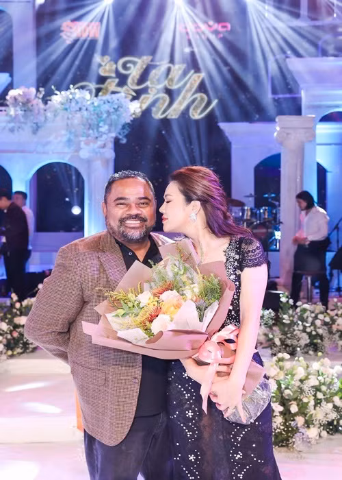 Ca sĩ Thu Phương chia sẻ trên Nhịp Sống Việt về hôn nhân với Dũng Taylor: “Trong nhà, tôi là người kết nối, là sợi dây hạnh phúc, buồn vui của cả gia đình. Đó là một ngôi nhà phức tạp về văn hóa, về thế hệ với những điều tế nhị như con riêng, con chung”. Ảnh: Dân Việt.