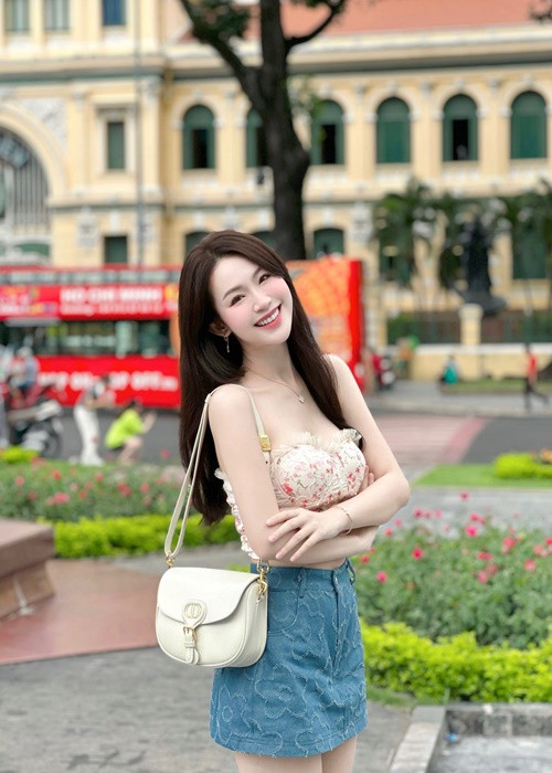 Bản sao Thu Thảo cho biết, cô quyết định tham gia Miss Cosmo Vietnam 2023 - Hoa hậu Hoàn vũ Việt Nam 2023 vì được câu nói "Tôi luyện nên tôi" truyền cảm hứng. Ảnh: FBNV.