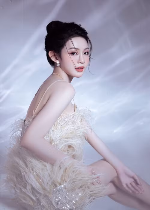 Bản sao của Hoa hậu Đặng Thu Thảo ngày càng gợi cảm. Ảnh: FBNV.