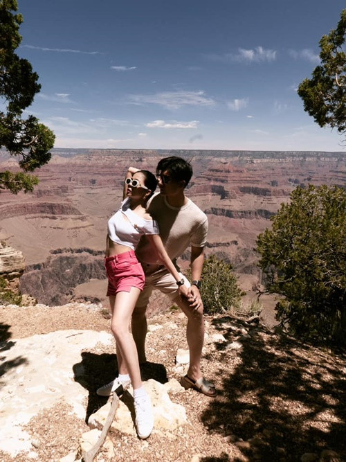 Lâm Bảo Châu tháp tùng Lệ Quyên dự sự kiện, ca hát. Anh còn xuất hiện bên bạn gái trong những chuyến du lịch cùng bạn bè, gia đình. Ảnh: FBNV.