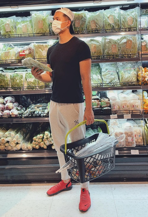 Tình trẻ của Lệ Quyên sẵn sàng vào bếp nấu ăn cho nửa kia. Ảnh: FBNV.