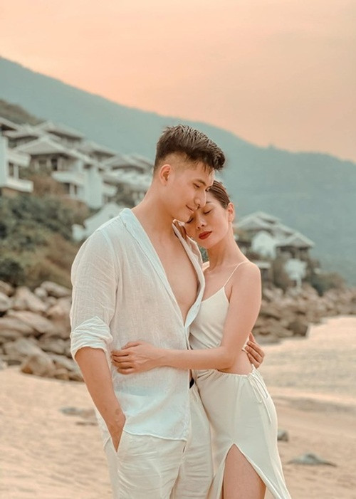 Sinh nhật Lệ Quyên năm 2021, Lâm Bảo Châu cùng bạn bè bí mật tổ chức buổi tiệc trên biển. Một người bạn của Lệ Quyên cho biết, Lâm Bảo Châu lo lắng chuyện tổ chức sinh nhật cho nữ ca sĩ. Ảnh: FBNV.