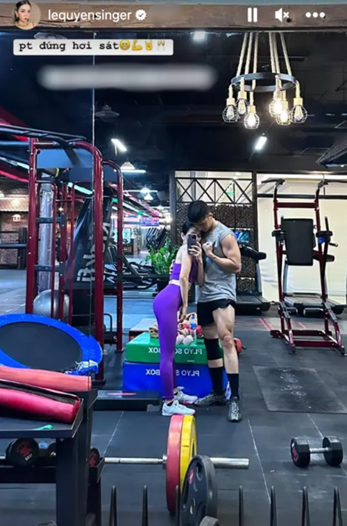 Với kinh nghiệm tập gym nhiều năm, Lâm Bảo Châu hướng dẫn cho Lệ Quyên tập luyện. Ảnh: Người Đưa Tin.