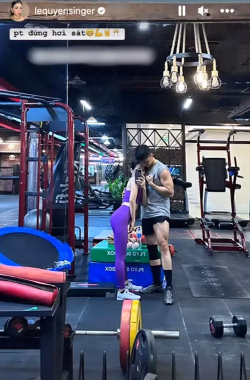 Với kinh nghiệm tập gym nhiều năm, Lâm Bảo Châu hướng dẫn cho Lệ Quyên tập luyện. Ảnh: Người Đưa Tin.