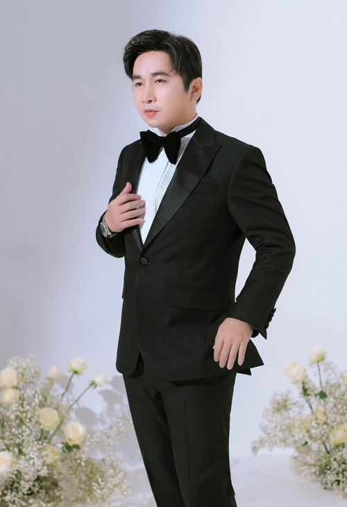 Liên quan đến ồn ào bị quản lý Đan Trường kiện, đại diện của Bằng Cường chia sẻ trên Dân Việt: "Đó có lẽ là những ca khúc mà Bằng Cường thể hiện từ cách đây khá lâu. Do sơ suất, chúng tôi chưa liên hệ để xin phép HT Productions. Hiện tại, người phụ trách kênh Youtube đang được giao nhiệm vụ trao đổi với phía anh Hoàng Tuấn. Sau khi thống nhất, chúng tôi sẽ đăng tải lời xin lỗi một cách công khai trên mạng xã hội". Ảnh: FBNV.