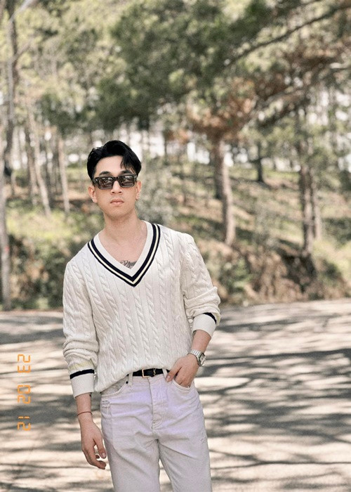 Về ồn ào bị kiện, đại diện ca sĩ Dương Edward chia sẻ, khi thực hiện series Khúc họa tình năm 2021 họ đã tìm nhưng không thấy thông tin chủ sở hữu tác phẩm phái sinh Mộng uyên ương hồ điệp. Họ trao đổi với công ty giữ bản quyền tác phẩm gốc tại Trung Quốc và nhận thông tin "không có đơn vị nào sở hữu độc quyền bài này ở Việt Nam, không làm việc với công ty nào là HT Productions". Sau khi liên hệ xin phép đầy đủ, Dương Edward quay video hát cover bài Mộng uyên ương hồ điệp. Ảnh: FBNV.