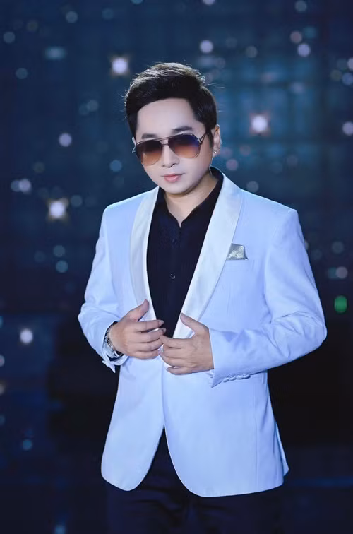 Theo Dân Trí, bố mẹ của Bằng Cường là chủ gánh hát. Năm ca sĩ 12 tuổi, gia đình vỡ nợ rồi mẹ của anh qua đời. Bằng Cường đã trải qua nhiều công việc từ làm công nhân cho đến làm mướn để mưu sinh. Anh theo đuổi ca hát từ năm 2003. Ảnh: FBNV.