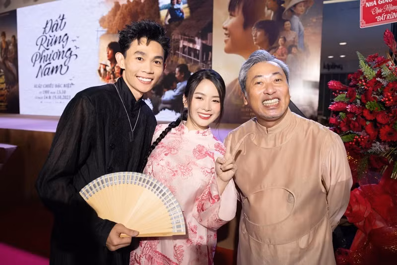 Một số cư dân mạng cho rằng Hồng Thanh khen quá lố bộ phim Đất rừng phương Nam. Hiện tại, trên trang cá nhân của nam diễn viên, không ít người để lại bình luận đánh giá phim không hay và yêu cầu Hồng Thanh thực hiện lời hứa. Ảnh: FBNV.