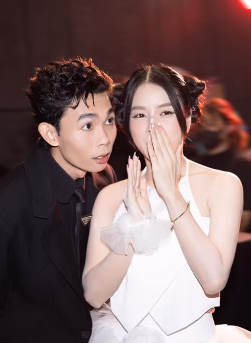 Hồng Thanh công khai hẹn hò Mie vào năm 2020. Cả hai biết nhau khi được mời biểu diễn trong một show ngoài trời ở Đà Nẵng. Từ lần gặp đầu tiên, bẵng đi 2 năm sau, cặp đôi mới gặp lại trong một quán cà phê và bắt đầu tìm hiểu nhau. Ảnh: FBNV.