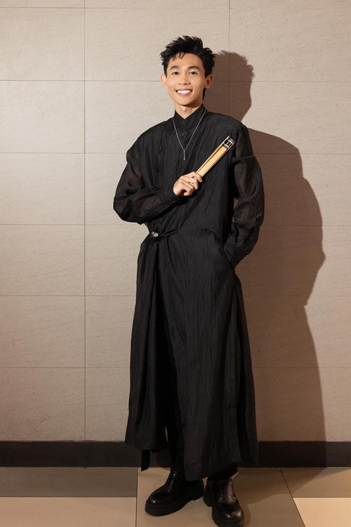 Mới đây, Hồng Thanh đăng tải clip khen Đất rừng phương Nam. Đáng chú ý, anh còn tuyên bố: “Ai mà nói đi xem phim này uổng tiền quá, thì nhắn cho tôi, tôi trả tiền lại gấp đôi”. Ảnh: FBNV.