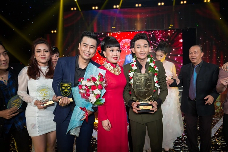 Trở lại TP HCM, Hồng Thanh đóng các vai nhỏ, tham gia Thách thức danh hài, Đấu trường tiếu lâm, liveshow của Hoài Linh. Đến năm 2017, anh thi Cười xuyên Việt rồi giành ngôi vị cao nhất. Ảnh: Dân Trí.