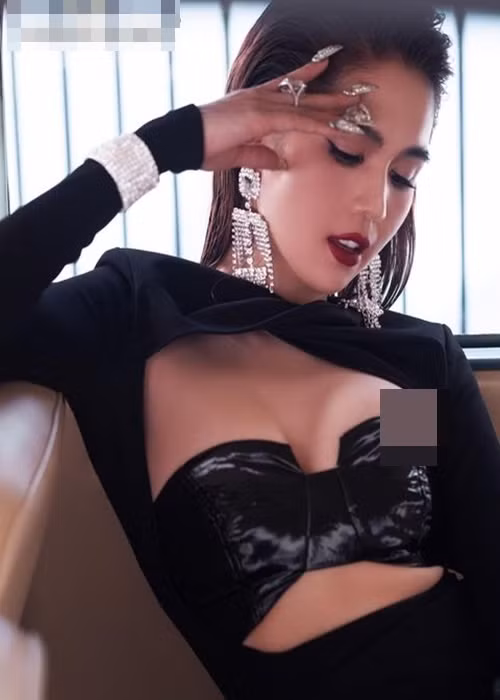 Cũng trong năm 2019, khi đăng tải clip một cô gái đi phỏng vấn thất bại vì vòng một khiêm tốn kèm trích dẫn: "Bưởi to không lo chết đói là có thật”, Ngọc Trinh trưng cầu ý kiến dân mạng có ai đồng ý với cô không. Nhiều người chỉ trích chân dài gốc Trà Vinh, cho rằng cô đề cao vẻ đẹp bề ngoài hơn tri thức.