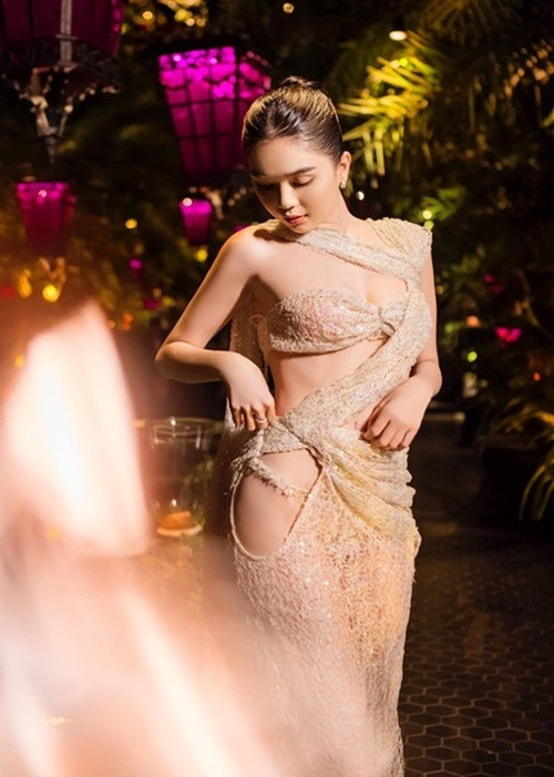 Ngọc Trinh còn bị chỉ trích khi chia sẻ: “Tiền không phải là tất cả, nhưng có tiền mang đến cho con người nhiều thứ, bao gồm sắc đẹp, địa vị xã hội, mối quan hệ, sự nổi tiếng”.