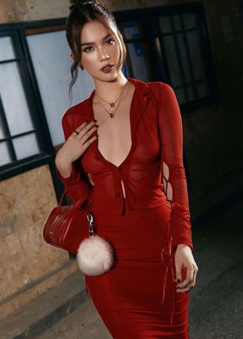 Năm 2020, tham gia show truyền hình Sao Hỏa Sao Kim, Ngọc Trinh có quan điểm gây ra ý kiến trái chiều. Cụ thể, cô cho biết: "Tôi thừa nhận đàn ông thích sống ảo là yếu sinh lý, họ mặc cảm với chuyện đó, họ sợ bị người ngoài đánh giá nên họ càng sống ảo, càng thích thể hiện body để che đậy cái yếu sinh lý của họ".