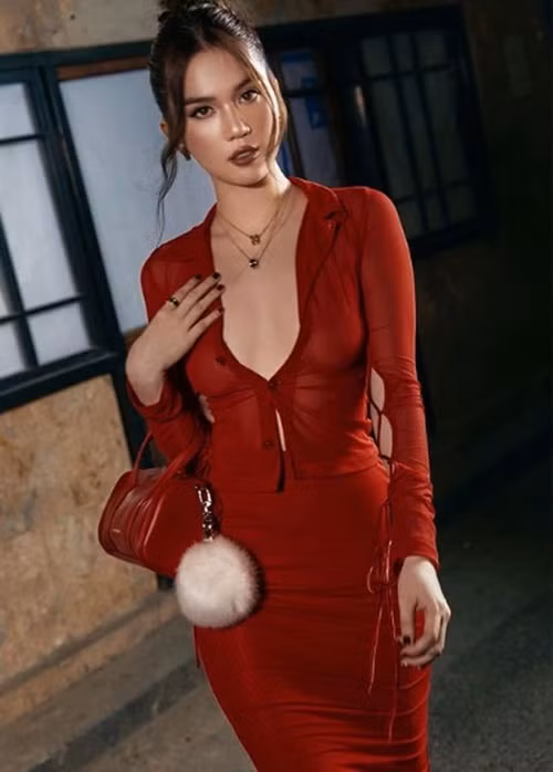 Năm 2020, tham gia show truyền hình Sao Hỏa Sao Kim, Ngọc Trinh có quan điểm gây ra ý kiến trái chiều. Cụ thể, cô cho biết: "Tôi thừa nhận đàn ông thích sống ảo là yếu sinh lý, họ mặc cảm với chuyện đó, họ sợ bị người ngoài đánh giá nên họ càng sống ảo, càng thích thể hiện body để che đậy cái yếu sinh lý của họ".