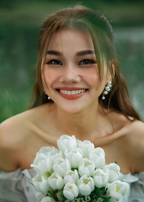 Thanh Hằng diện váy cưới trễ vai, khoe vẻ gợi cảm giữa thiên nhiên. Ảnh: FBNV.